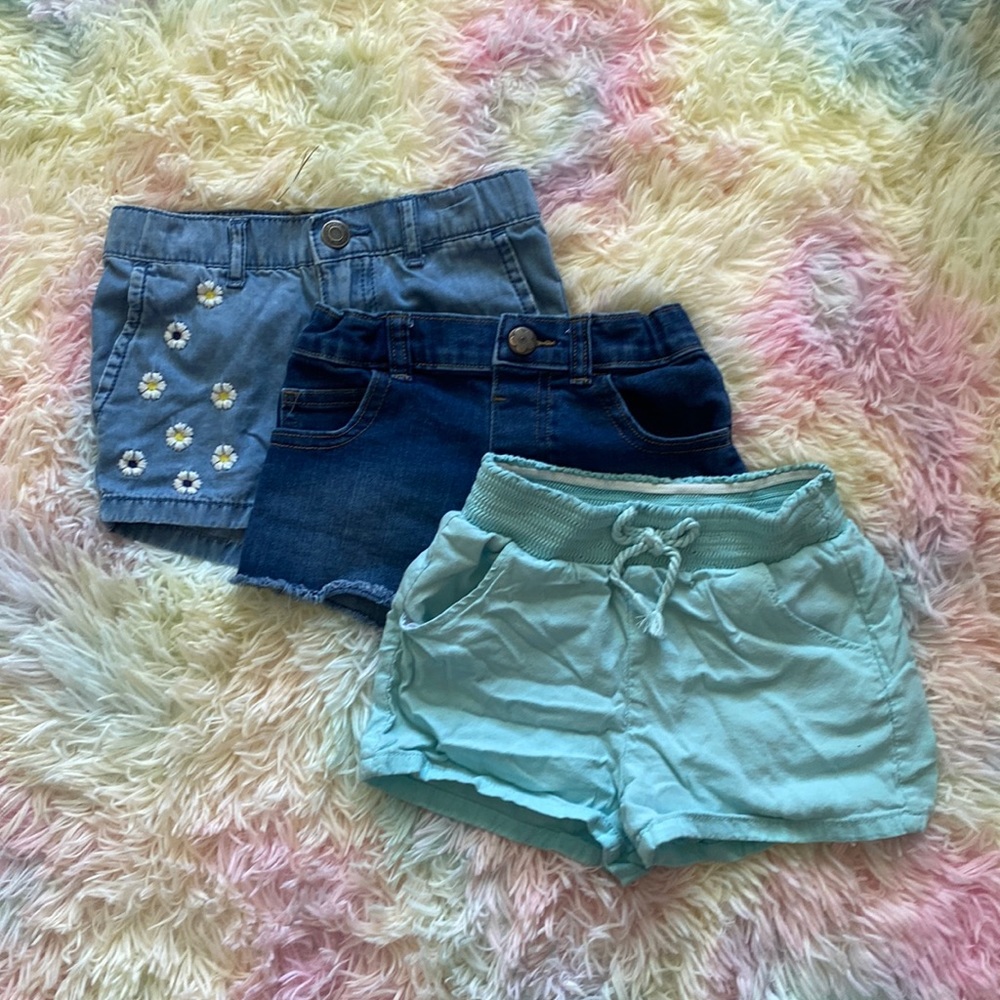 Lot size 3 toddler girl shorts bottom garamimals and daisy short carters